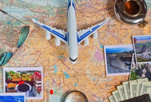 HNA-invested tour operator Caissa Tosun plans to acquire Alibaba-backed rival UTour to form a $1.9 billion giant