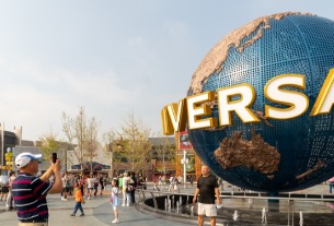 Universal Studios Beijing draws eager crowds