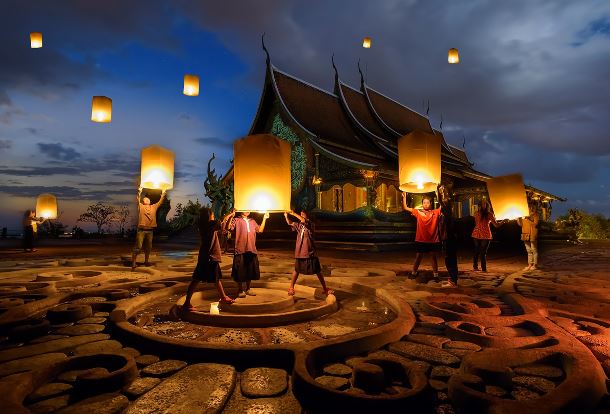 Thai PM chairs special airport welcome for Chinese tourists