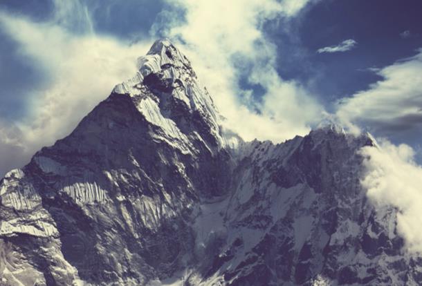 Chinese tourists brawl over best selfie spot on 5,000-meter-high snow mountain