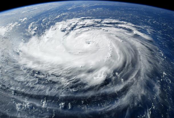 Typhoon Ragasa slams Hong Kong: Hotel flooding and 5,000 flight cancellations 