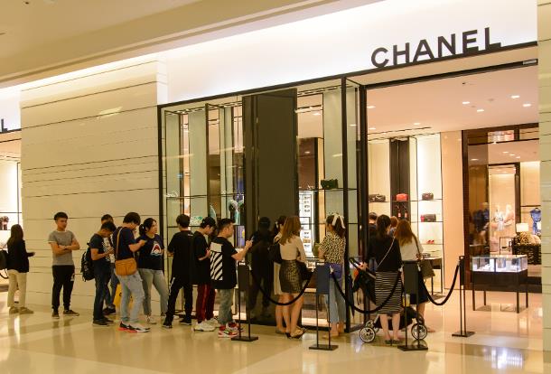 Chinese tourists cut spending in Japan, hurting luxury sales 