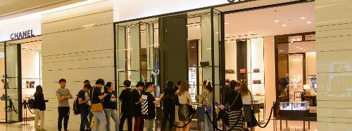 Chinese tourists cut spending in Japan, hurting luxury sales 