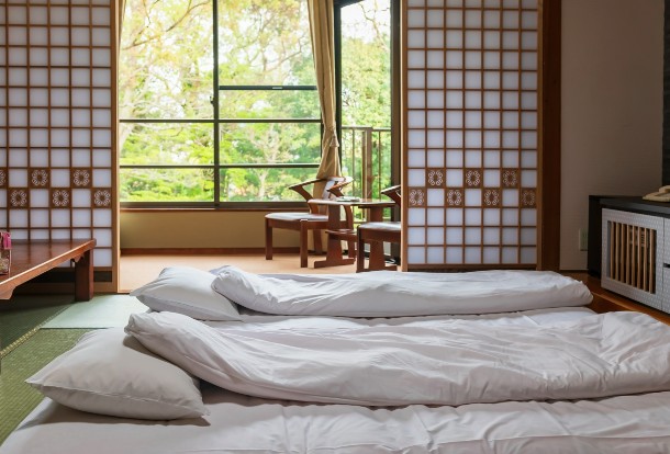 Chinese travelers halve hotel bookings in Japan