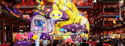 Global tourists rush to China for Spring Festival