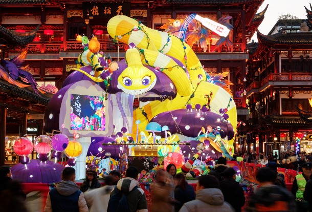 Global tourists rush to China for Spring Festival