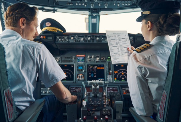 China’s airline pilots enter a “silver age” as recruitment plunges